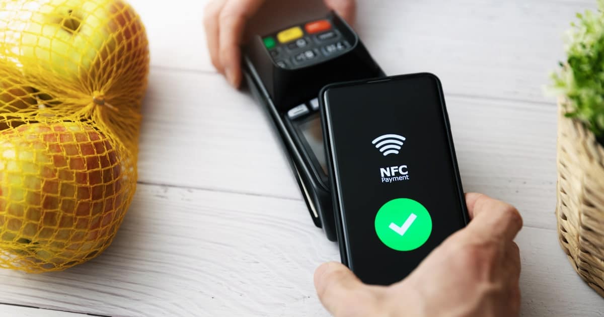 NFC - technologia do bezprzewodowego przesyłania plików i płatności smartfonem