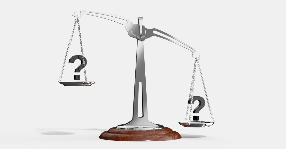 Ilustracja przedstawiająca wagę, która symbolizuje podjęcie decyzji o wyborze konta bankowego, z ramionami wagi porównującymi różne opcje ofert