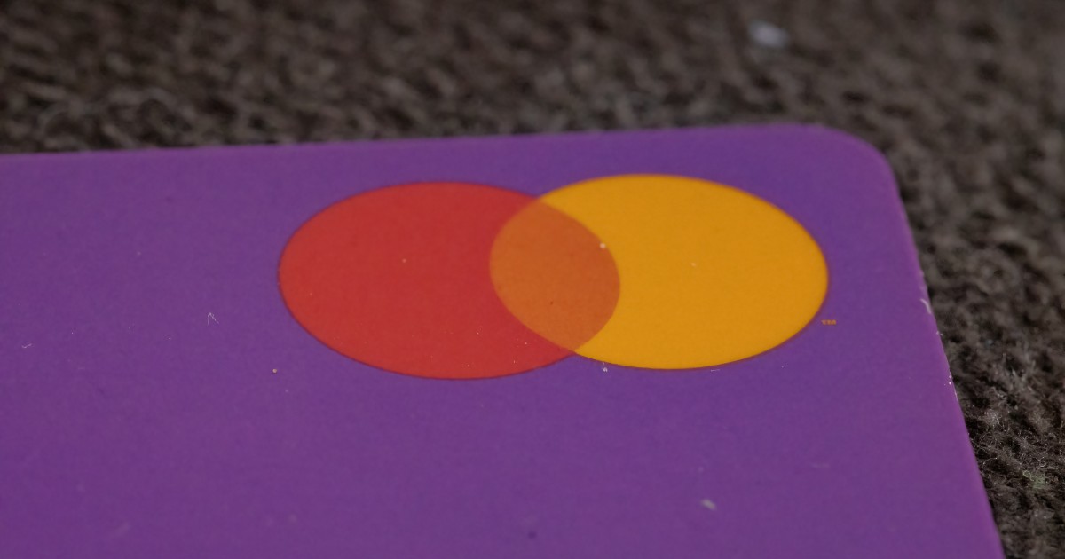 obrazek przedstawiający kartę Mastercard z charakterystycznym logo