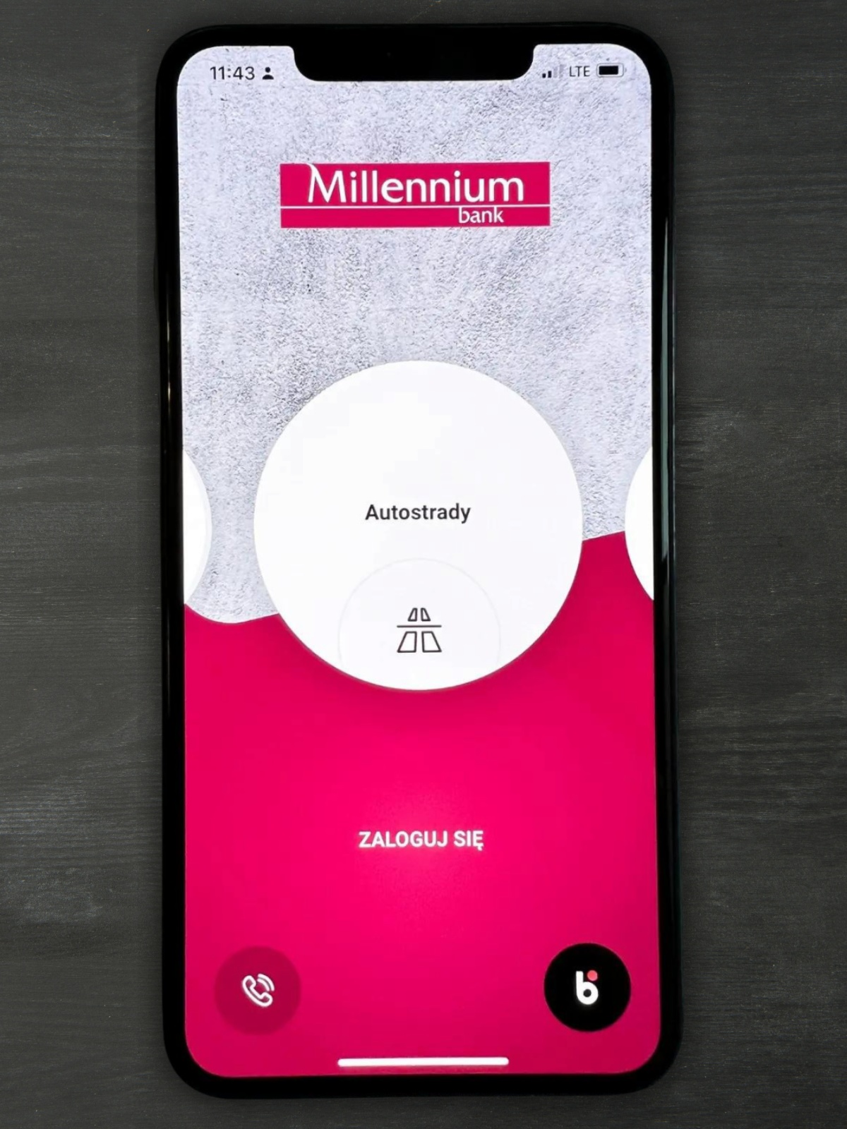 zdjęcie przedstawia telefon z aplikacją Millenniun Banku, prezentując konto osobiste w Banku Millennium przetestowane przed napisaniem tego artykułu
