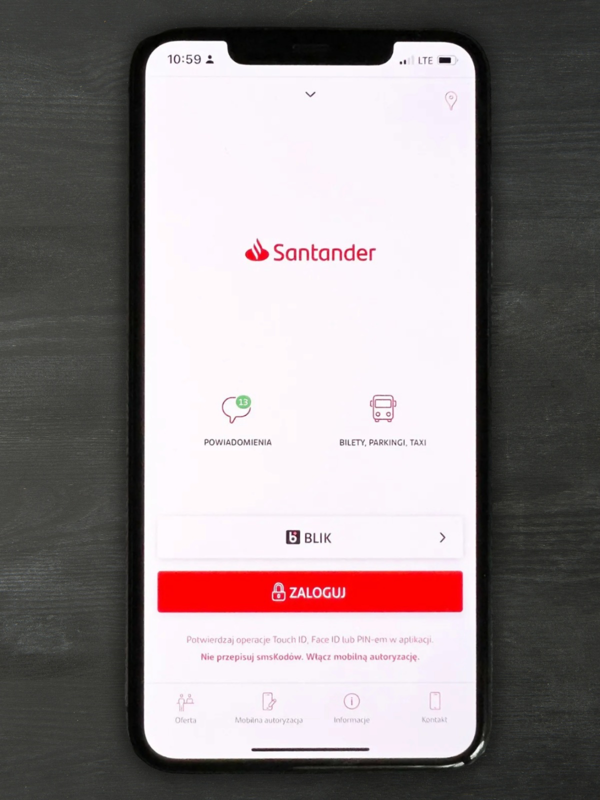 zdjęcie przedstawia telefon z aplikacją Santander Mobile, prezentując konto osobiste w Santander Banku przetestowane przed napisaniem tego artykułu