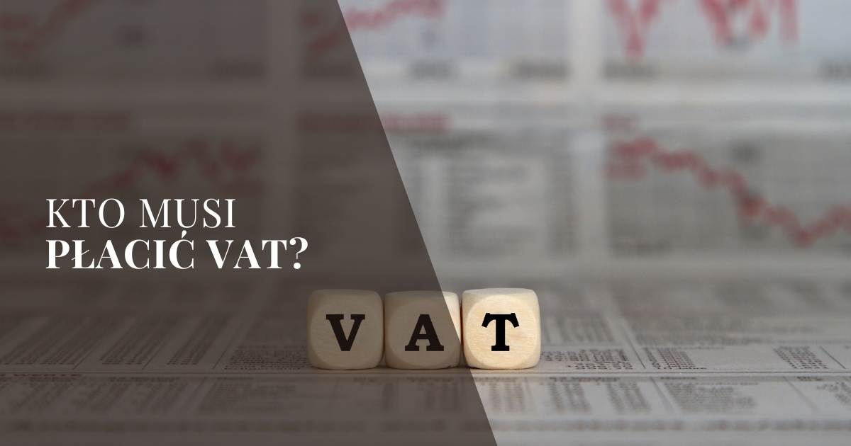 obrazek przedstawia drewniane kostki z literami, które układają się w wyraz VAT, co bezpośrednio nawiązuje do tematu artykułu