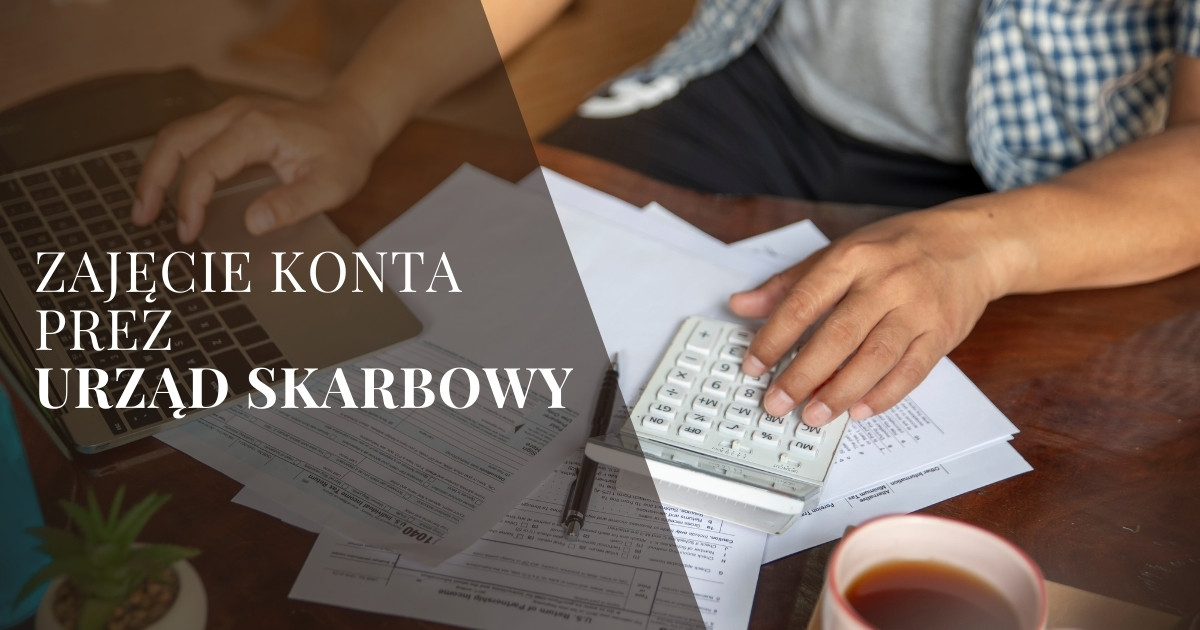 obrazek przedstawia osobę przeglądającą dokumenty finansowe z kalkulatorem obok na biurku, co nawiązuje do tematu artykułu o zajęciu konta przez urząd skarbowy