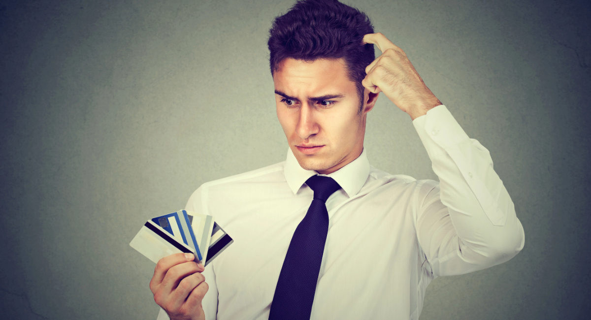 Zdezorientowany mężczyzna zastanawiający się nad programami lojalnościowymi