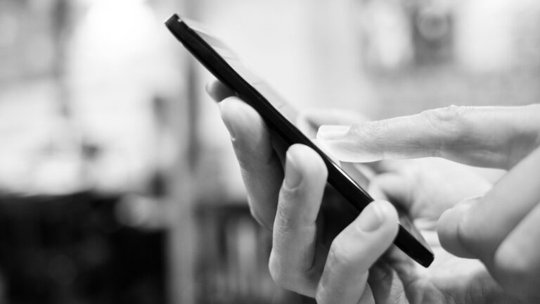 Przelew na telefon BLIK. Poradnik, jak wysyłać i odbierać. Ekspresowo, bez kosztów